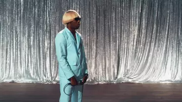 Les lunettes rectangulaires noires portées par Tyler, The Creator dans son clip Eearfquake