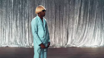 La veste blazer de costume bleu ciel portée par Tyler, The Creator dans son clip Eearfquake