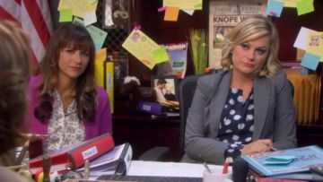 Equipment  Lynn blouse in daisy print worn by Leslie Knope (Amy Poehler) in Parks and Recreation (S06E01)
