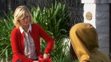 Madewell  A Boyshirt in Birdslife worn by Leslie Knope (Amy Poehler) in Parks and Recreation (S06E01)