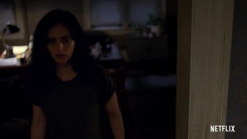 Black T-shirt de Jessica Jones (Krysten Ritter) in Marvel's Jessica Jones (Season 3)