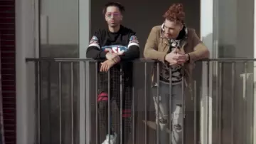 Le sweatshirt Diesel à slogan de Ademo dans le clip Deux Frères de PNL