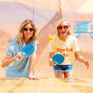 The t-shirt crop top in yellow worn by Candice King during a Photoshoot on his account Instagram @candicekayla