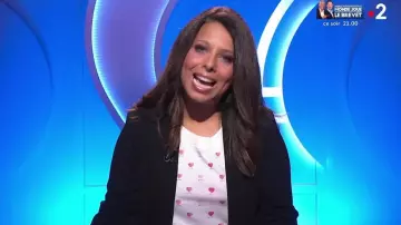 The white t-shirt with red hearts Myriam Seurat Motus 28.05.2019