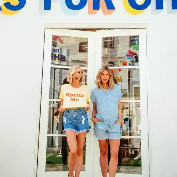 The jean shorts torn worn by Kayla Ewell for a Photoshoot on the account Instagram @candicekayla