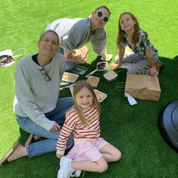 Le sac blanc Edie Parker de Sara Foster sur son compte Instagram @sarafoster le 27 Mai 2019