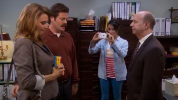 Madewell V-neck pocket tee in stripe worn by Leslie Knope (Amy Poehler) in Parks and Recreation (S06E01)