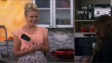 Jessie Steele Parisien Tablier Et des Serviettes porté par Gabi Diamant (Emily Osment) chez les Jeunes Et de la Faim (S01E09)