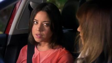 Rag & Bone Vitti tee worn by April Ludgate (Aubrey Plaza) in Parks and Recreation (S06E03)
