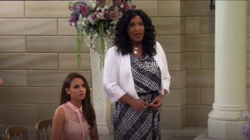 Calvin Klein Cap Sleeve Geo Print Col Bénitier Robe portée par Yolanda (Kym Whitley) chez les Jeunes Et de la Faim (S01E10)