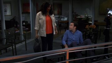 Sejour Megan Cloutés Roll Manches de la Veste portée par Yolanda (Kym Whitley) chez les Jeunes Et de la Faim (S01E10)