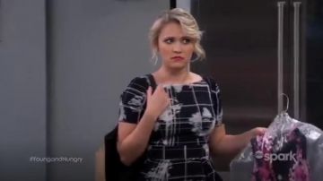 French Connection Wilderness Check Print Fit & Flare Dress usado por Gabi Diamond (Emily Osment) en Young & Hungry (S02E01)