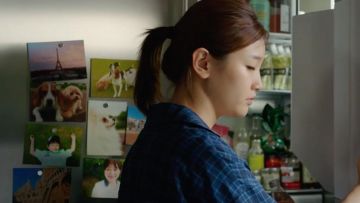 The plaid shirt blue worn by Ki-jung, the daughter of Ki-taek (So-dam Park) in Parasite