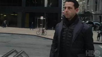 La doudoune noire légère de Kendall Roy (Jeremy Strong) dans Succession (Saison 2)