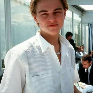 La chemise blanche oversize de Leonardo DiCaprio sur le compte Instagram de @00sgurls
