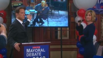 Alice + Olivia Tabitha Robe portée par Eve Donovan (Kassie DePaiva) comme on le voit dans les Jours de Notre Vie, le 03 Mai 2019