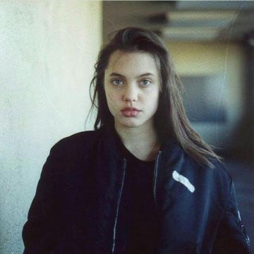 Le bomber noir de Angelina Jolie sur le compte instagram de @retroismydrugs