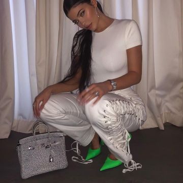 Holly Blanc lacé-pantalons portés par Kylie Jenner sur son Instagram account @kyliejenner