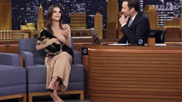 Jimmy Choo Minny Sandalia metálica usada por Emily Ratajkowski en The Tonight Show Starring Jimmy Fallon 23 de mayo de 2019