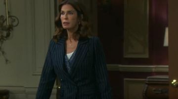 Jonathan Simkhai Pinstripes Blazer estructurado usado por Hope Brady (Kristian Alfonso) como se ve en Days of Our Lives 24 de abril de 2019