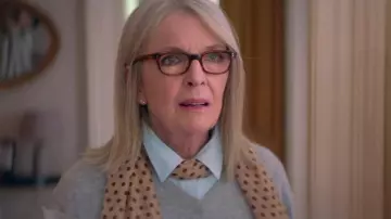 La pequeña bufanda beige de Emily Walters (Diane Keaton) con lunares marrones en Hampstead