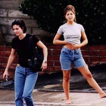 Le bermuda en jean déchiré de Jennifer Aniston sur le compte Instagram de @90sanxiety