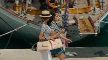 The hand bag beige leather of Zahia Dehar in A girl easy