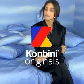 The blazer, long black satin worn by Camélia Jordana on the account Instagram @konbini
