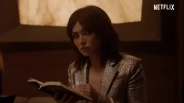 Le blazer métallique Milly porté par Cassidy Barrett (Daniella Pineda) dans What / If (Saison 1)