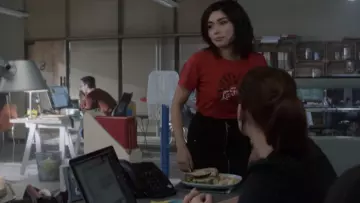 La jupe noire zippée portée par Cassidy Barrett (Daniella Pineda) dans What/If S01E01