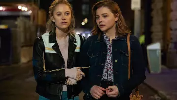 La veste en jean bleu foncé de Frances McCullen (Chloë Grace Moretz) dans Greta