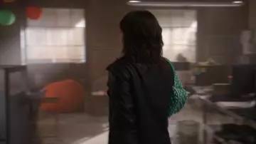 Le sac ceinture vert à piques Valentino porté par Cassidy Barrett (Daniella Pineda) dans WHAT/IF S01E02