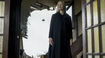Le manteau long foncé de Lilandra (Jessica Chastain) dans X-Men : Dark Phoenix