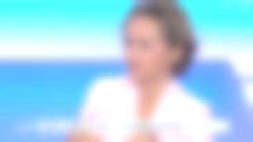 Chaqueta blazer rosa pálido de Caroline Roux con doble botón en C dans l'air el 29.05.2019