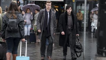 Abrigo negro usado por Boris Pavlikovsky (Aneurin Barnard) en El jilguero