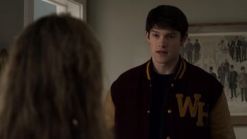 La veste de Baseball marron de Luke (Alex MacNicoll) dans The Society S01E06