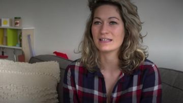La camisa a cuadros azul y roja que lleva Meghane en los créditos de Les Mamans