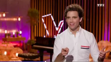 The white shirt border habs and logo patch on the front of Mika in The Voice : the most beautiful voice in the 25.04.2019