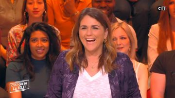 The blazer loose-fitting fabric paperback of Valerie Bénaïm in It is that of the tv ! the 22/05/2019