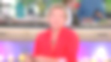 La camisa de algodón con cuello de pijama rojo de Anne-Élisabeth Lemoine en C à vous el 28.05.2019