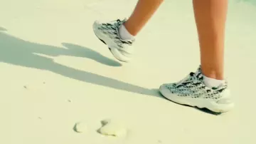 La paire de sneakers Dior portée par RK dans son clip Ne M'en Veux Pas