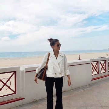 La veste blanche avec 2 boutons portée par la blogueuse Espagnole Maria Valdes sur son compte Instagram @marvaldel