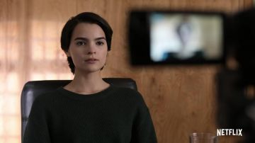 Black Sweater of Elodie Davis (Brianna Hildebrand) in Trinkets (Season 1)