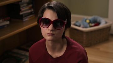Sunglasses worn by Elodie Davis (Brianna Hildebrand) in Trinkets (Season 01)
