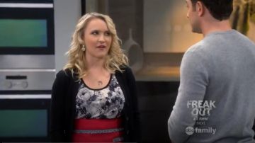 Whetherly Vintage Floral Owen Racerback Tank porté par Gabi Diamant (Emily Osment) chez les Jeunes Et de la Faim (S02E03)