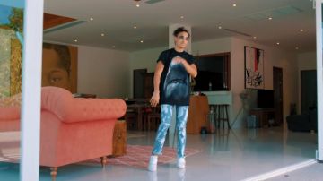 La camiseta con estampado de tiburón de Givenchy usada por Moha en el video musical patrona de MMZ