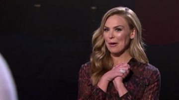 AllSaints rouge imprimé animal chemisier porté par Hannah Brown dans La Bachelorette (S15E02)