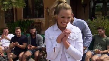 Boston Bon Denim Effiloché Veste portée par Hannah Brown dans La Bachelorette (S15E02)