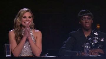 Mac Duggal Modèle de Robe à Paillettes, Main, des couleurs, de l'ARGENT de Pétoncles Modèle de Robe à Paillettes porté par Hannah Brown dans La Bachelorette (S15E02)