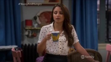 Forever 21 Star Print Peplum Top worn by Sofia Rodriguez (Aimee Carrero) in Young & Hungry (S02E06)
